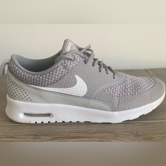 SZ 7.5 Nike Women’s Gray/White Athletic Shoes - Picture 6 of 9